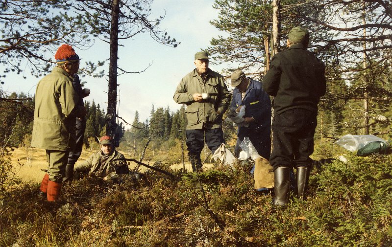 1985 Kaffekok på Kattjonnmyra_2.jpg - Svartkjel og kaffekoking hører med når det er elgjakt. Her er f.v: Gunnar, Bjarne S, Kåre, JonA, John V,og Arvid 